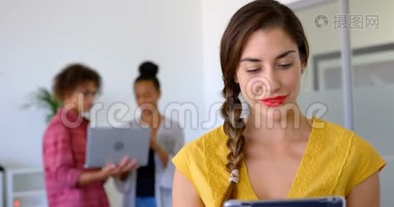 在现代办公室使用数码平板电脑的白种人女性高管视频