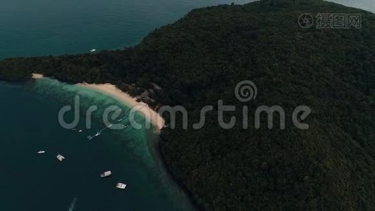 泰国珊瑚岛无人驾驶飞机射击小型运动船、大型鱼、渔船、岛附近交通活跃视频