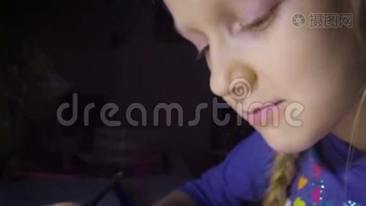 小女孩画画视频
