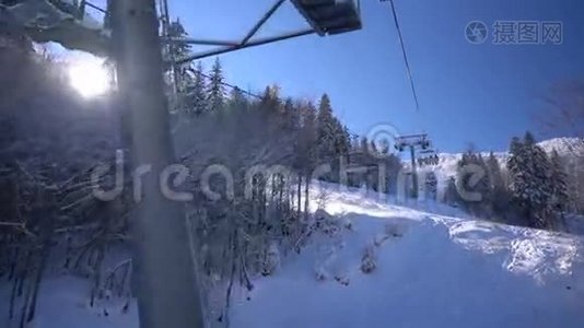 滑雪缆车上的雪林和滑雪者视频