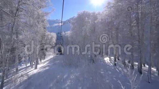 滑雪缆车上的雪林和滑雪者视频