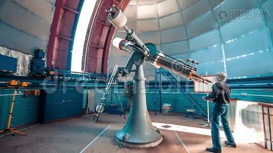 带有望远镜的天文台视频
