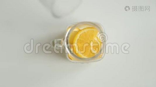 一步一步地用柠檬和橘子配制鸡尾酒视频