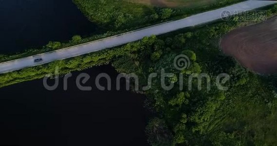 在绿色田野上行驶的SUV汽车的鸟瞰图视频