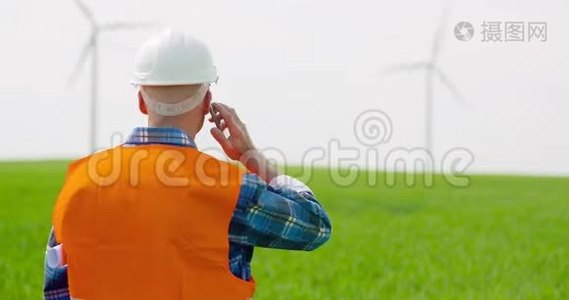 工程师在农场散步时用手机说话视频