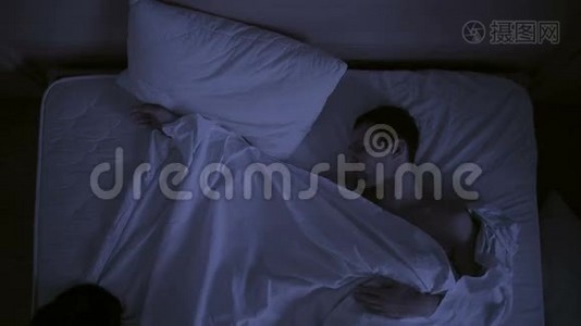 失眠的概念，这对夫妇在他的睡眠中辗转反侧视频