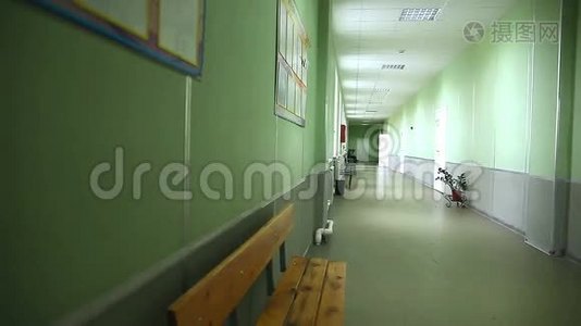 学校空廊内部绿墙向右视频