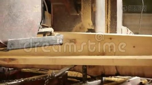 锯木厂生产板视频