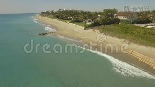 空中镜头。 在棕榈滩上空飞行，是居住和度假的豪华场所视频