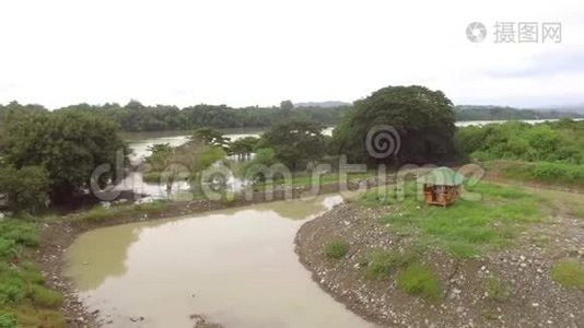 小农场社区村里流淌着巨大的宁静的河水。视频