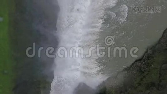 在冰岛，水流从高处落下. 安德列夫。视频