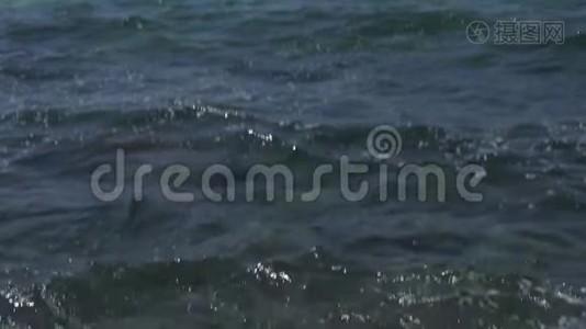 海浪冲击着岩石海岸视频