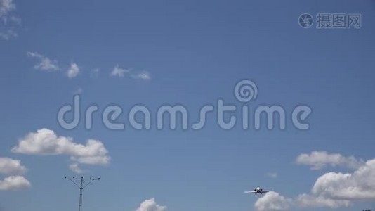 飞机降落在机场跑道上，飞机视频
