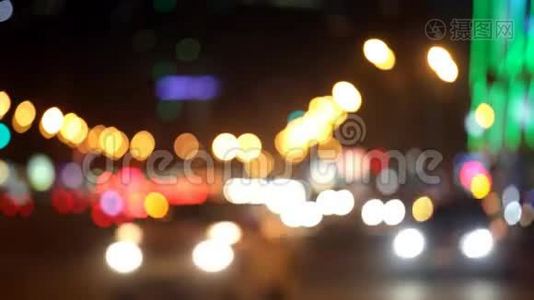 城市在夜间背景与汽车。视频
