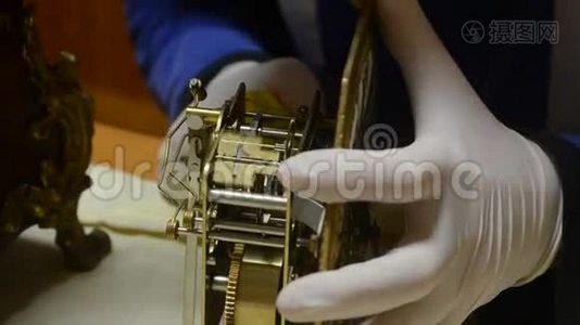 带白色手套的钟表匠，对古董摆钟机械系统进行检修视频