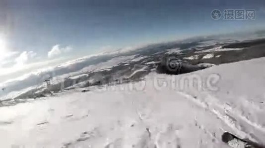 4UHD：滑雪者在雪地森林里下山视频