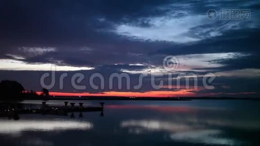 湖面上美丽的日落，全景.视频