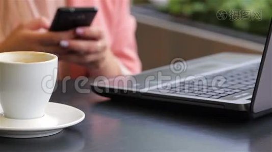 女孩在咖啡馆里用手机视频