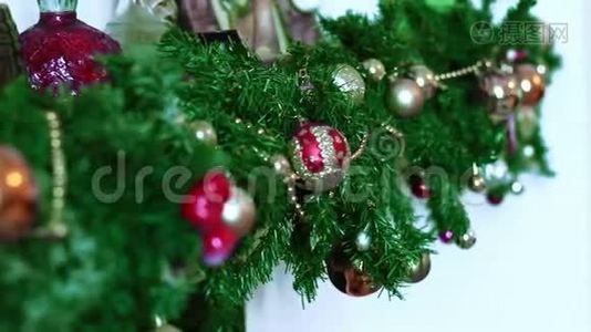 松树上的圣诞装饰品和玩具视频