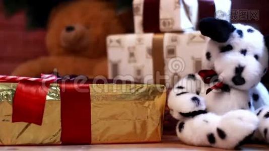 松树上的圣诞装饰品和玩具视频