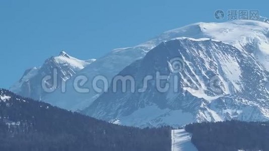 惊人的接近常年冰川的勃朗峰山脉在法国一侧。 冰和新鲜的雪视频