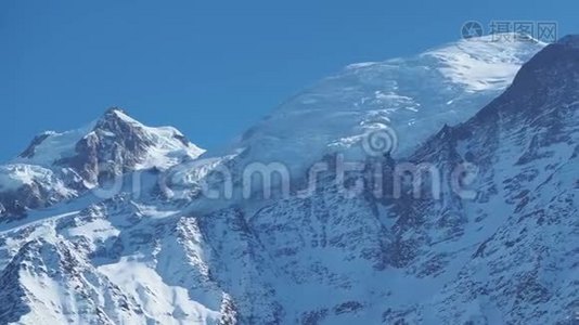 惊人的接近常年冰川的勃朗峰山脉在法国一侧。 冰和新鲜的雪视频