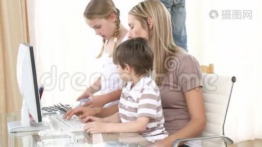 妈妈和孩子们一起在电脑上工作视频