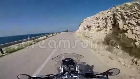 山地高原上的摩托车旅行者视频