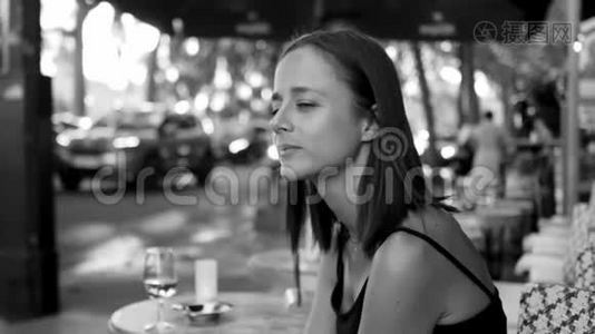 巴黎街头咖啡馆里的法国女人视频