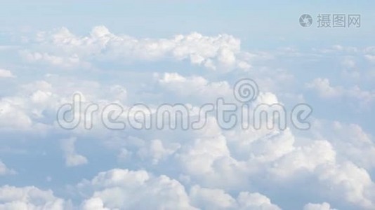 从窗户看到美丽的云和飞机的翅膀视频