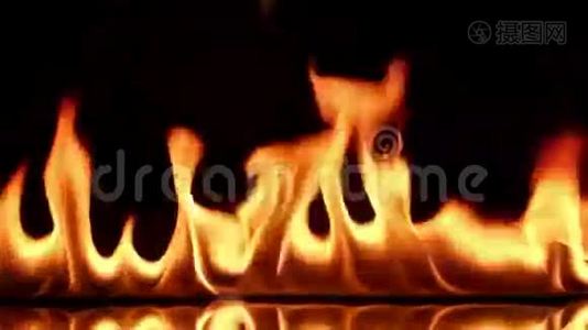 火焰隔离在黑色背景上视频