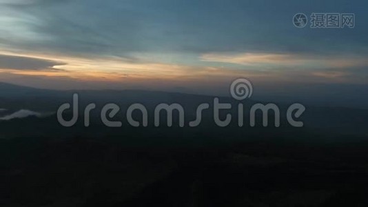 带日落的山景.. 印度尼西亚贾瓦岛。视频
