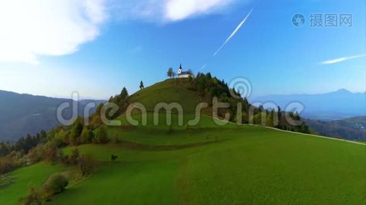 在Jamnik、斯洛文尼亚和Julian阿尔卑斯山附近的圣普利莫兹教堂景观鸟瞰视频