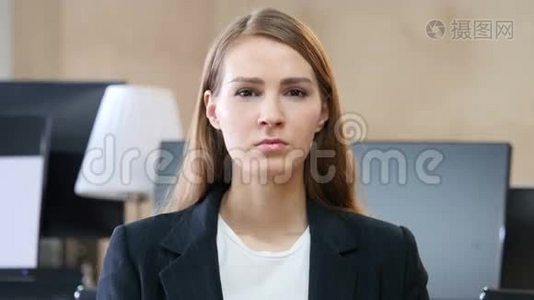 办公室里愤怒的女人的肖像视频