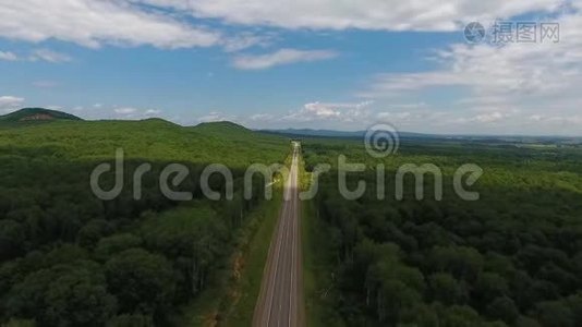 阳光明媚的一天，汽车沿着空旷的乡村道路行驶，上面的鸟瞰图视频