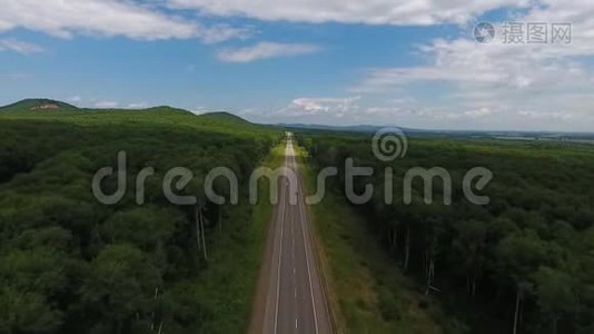 阳光明媚的一天，汽车沿着空旷的乡村道路行驶，上面的鸟瞰图视频