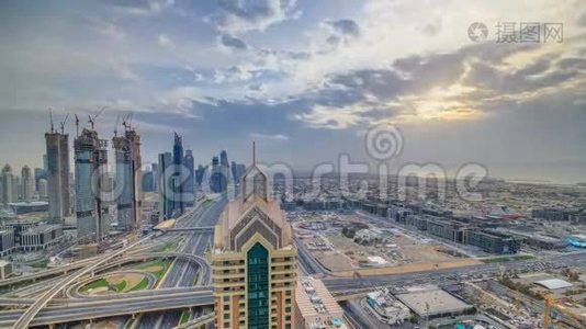 迪拜天际线日落时分，美丽的市中心摩天大楼和谢赫扎耶德公路交通，迪拜，联合视频