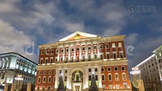 莫斯科市中心和政府大楼的圣诞节和新年假期照明和汽车交通视频