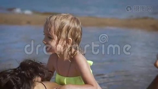 可爱的金发小女孩在湖边玩视频