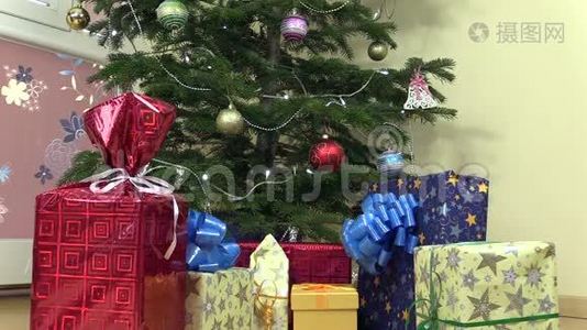 装饰圣诞树和彩色礼品盒视频