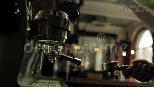 咖啡师在准备之前准备浓缩咖啡机视频