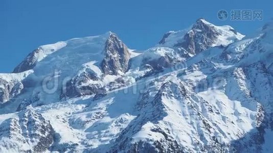 令人惊叹的接近常年冰川的勃朗峰山脉在法国一侧。冰天雪地。奇景视频