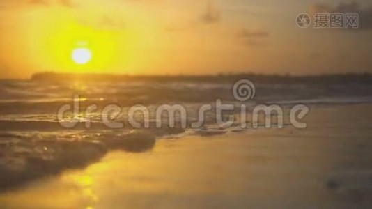 在夕阳的照耀下，沙滩上的水视频