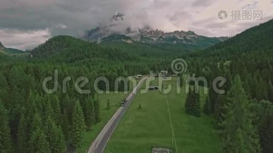 从多洛米兹阿尔卑斯山的山林和田野中的无人机可以看到令人惊叹的景色视频