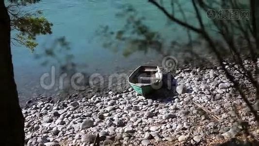 古老的绿色木船在一条山河的岸边视频