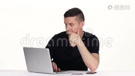人用笔记本上网用信用卡购买.. 白色视频
