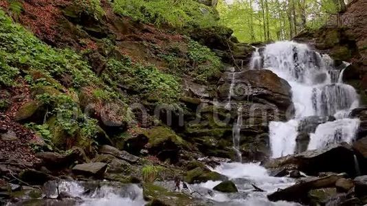 高山瀑布景观。 岩石上的野水流视频