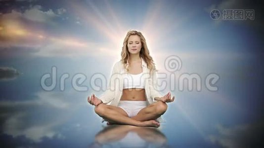 女性练习瑜伽的双重曝光视频