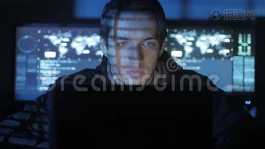 男性黑客程序员在计算机上工作，而蓝码字符在网络安全中心反射他的脸视频