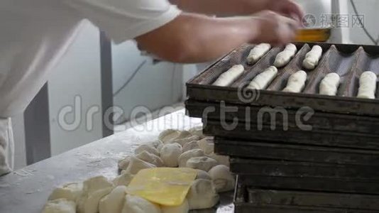 在工业厨房制作软卷的面包师视频